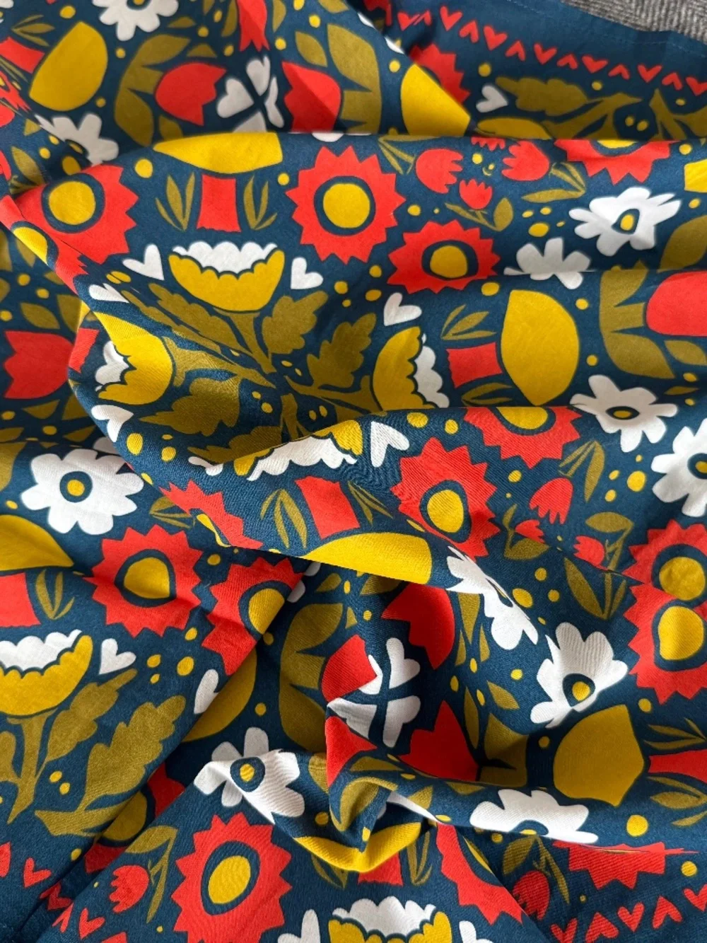 NWT, HANKER BANDANA IN DARLING, COLORFUL FLORAL PRINT!